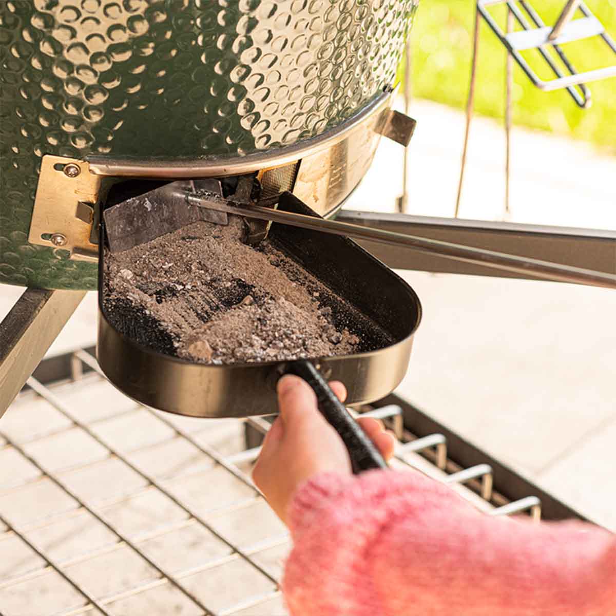 Detalj av Askeskuffe for M & L rustfritt stål - Big Green Egg