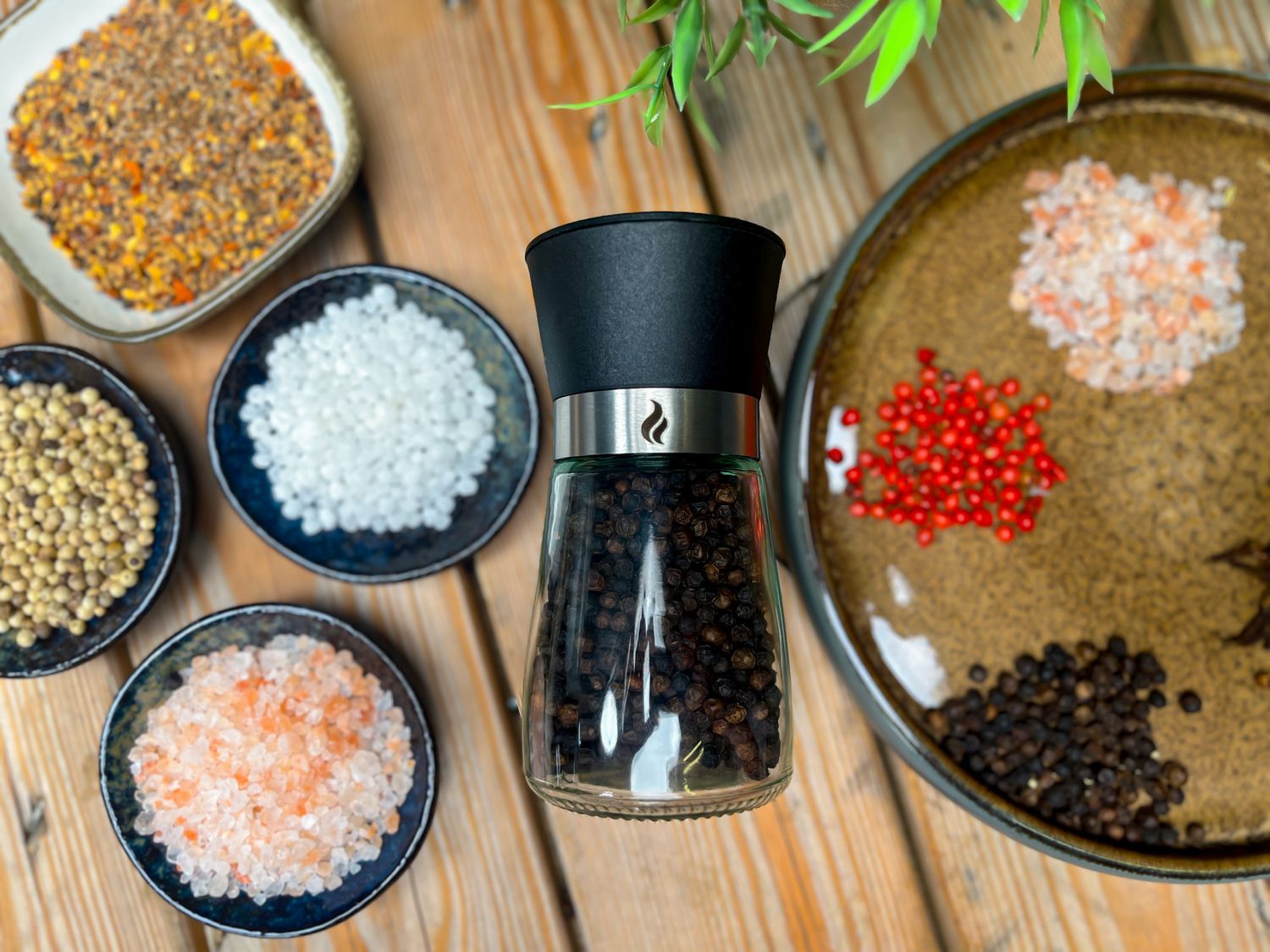 Nærbilde av kvern på Assam pepper keramikkboks 55g