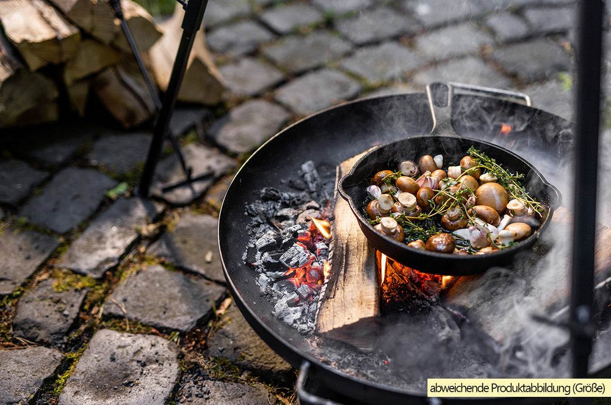 Bålpanne 90 cm stål 2,5 mm - Grillfürst montert i hage