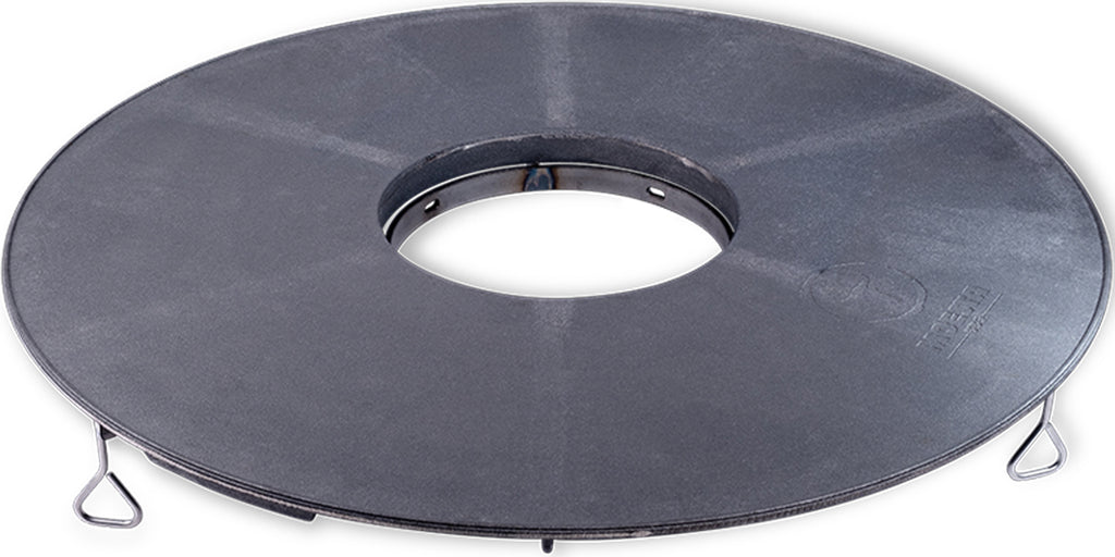 Montert Bålpanne Bandit FirePlace 57 cm med BBQ Disk bambus i hagesetting