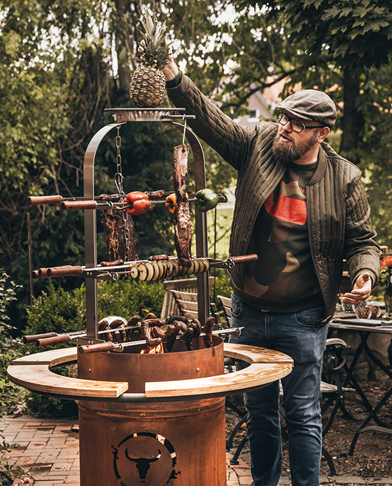 Sidebilde av Bålpanne Bandit FirePlace 57 cm med Asado-oppsats bambus