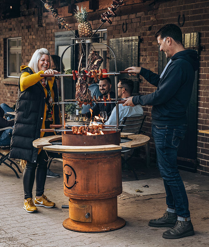 Stabilt stativ på Bålpanne Bandit FirePlace 57 cm med Asado-oppsats bambus