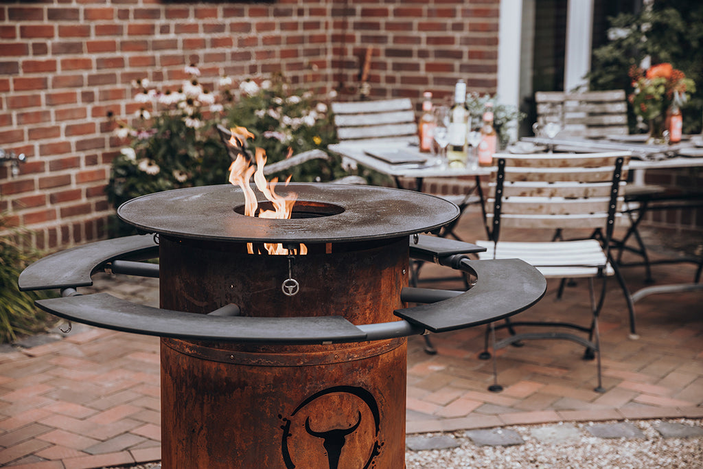 Bålpanne Bandit FirePlace 57 cm med BBQ Disk 75 cm i bruk med flammer