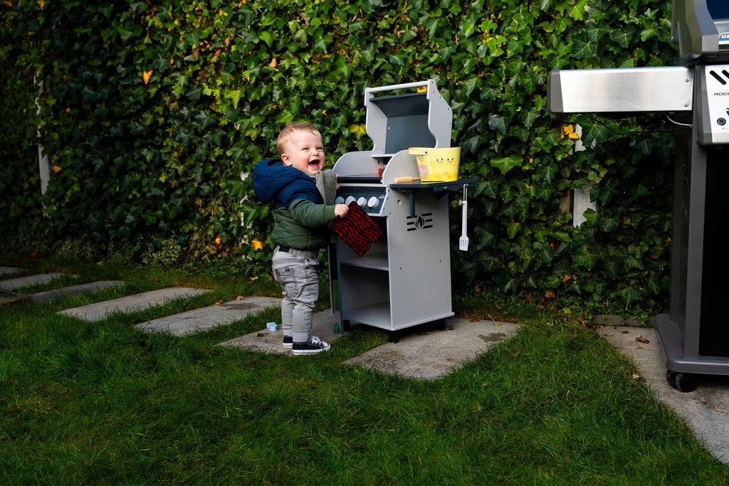 Barnegrill tre Rogue SE 425 med BBQ-tilbehør detalj av reglere