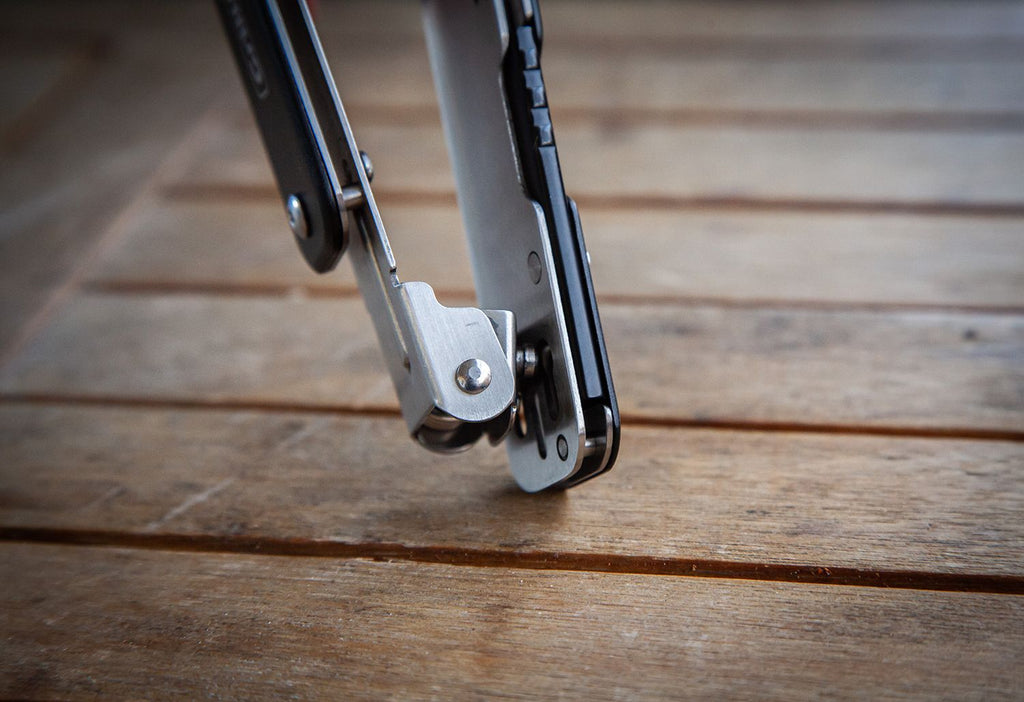 BBQ multitool 4-i-1 sammenleggbart grillverktøy Grillfürst nærbilde flaskeåpner