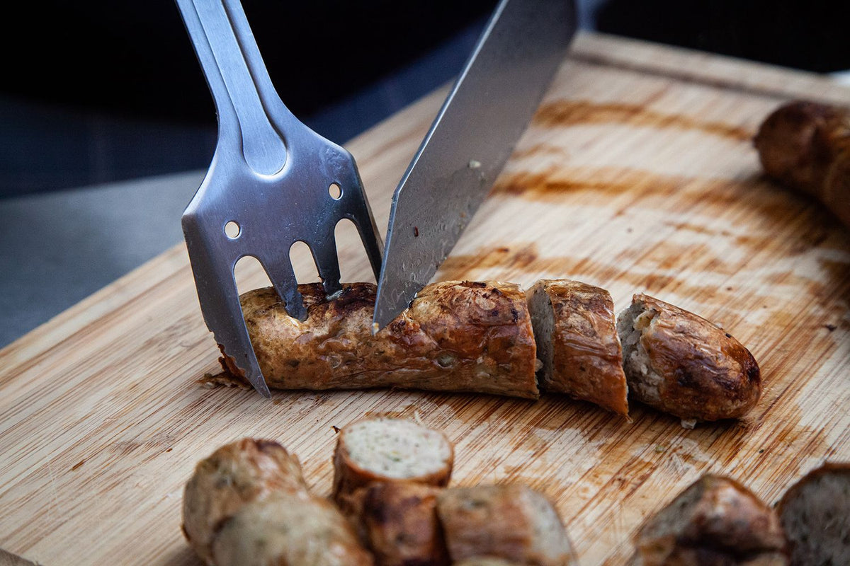 BBQ multitool 4-i-1 sammenleggbart grillverktøy Grillfürst i bruk på grill