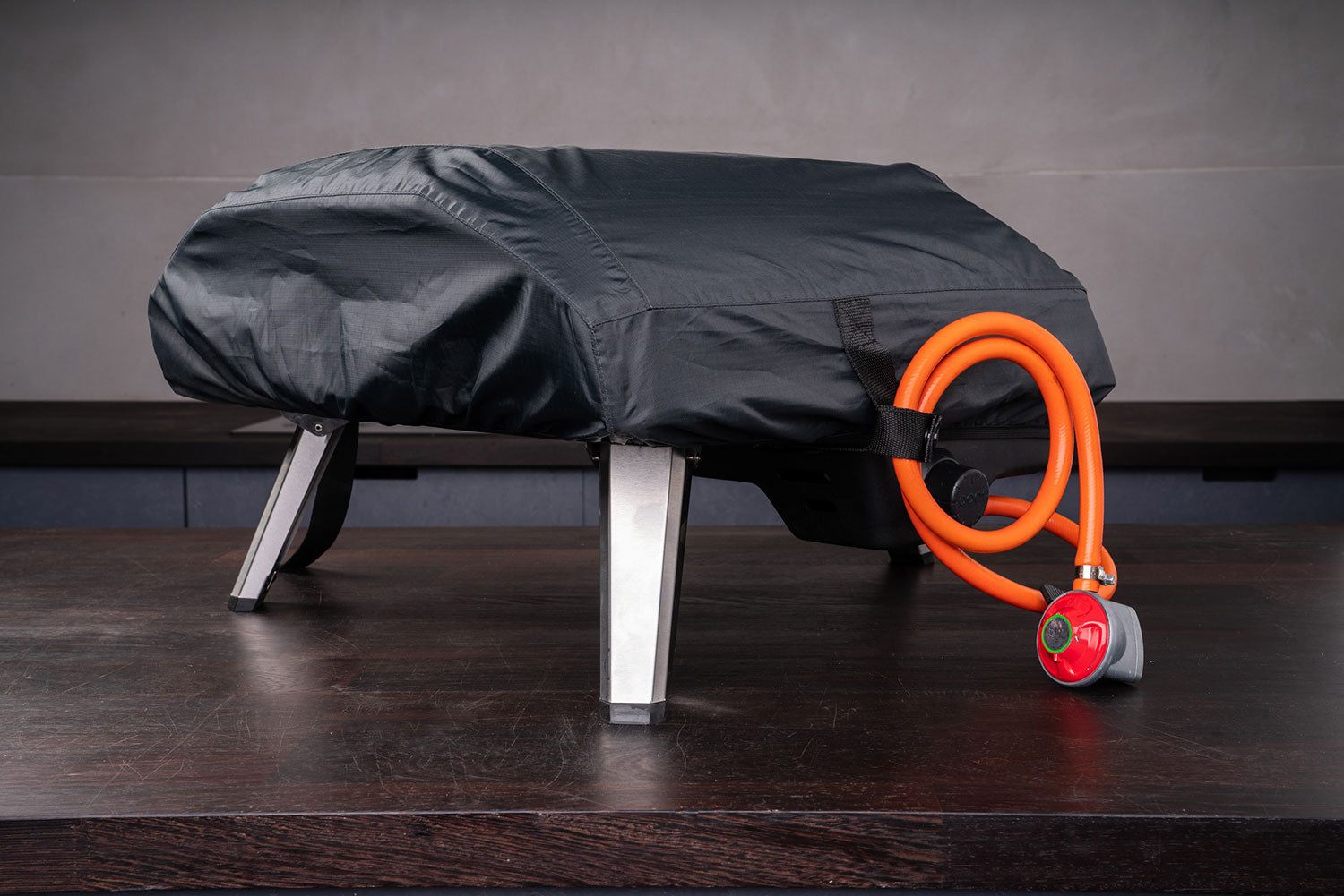 Nærbilde av justerbare stropper på Beskyttelsestrekk for pizzaovn Koda 16 - Ooni