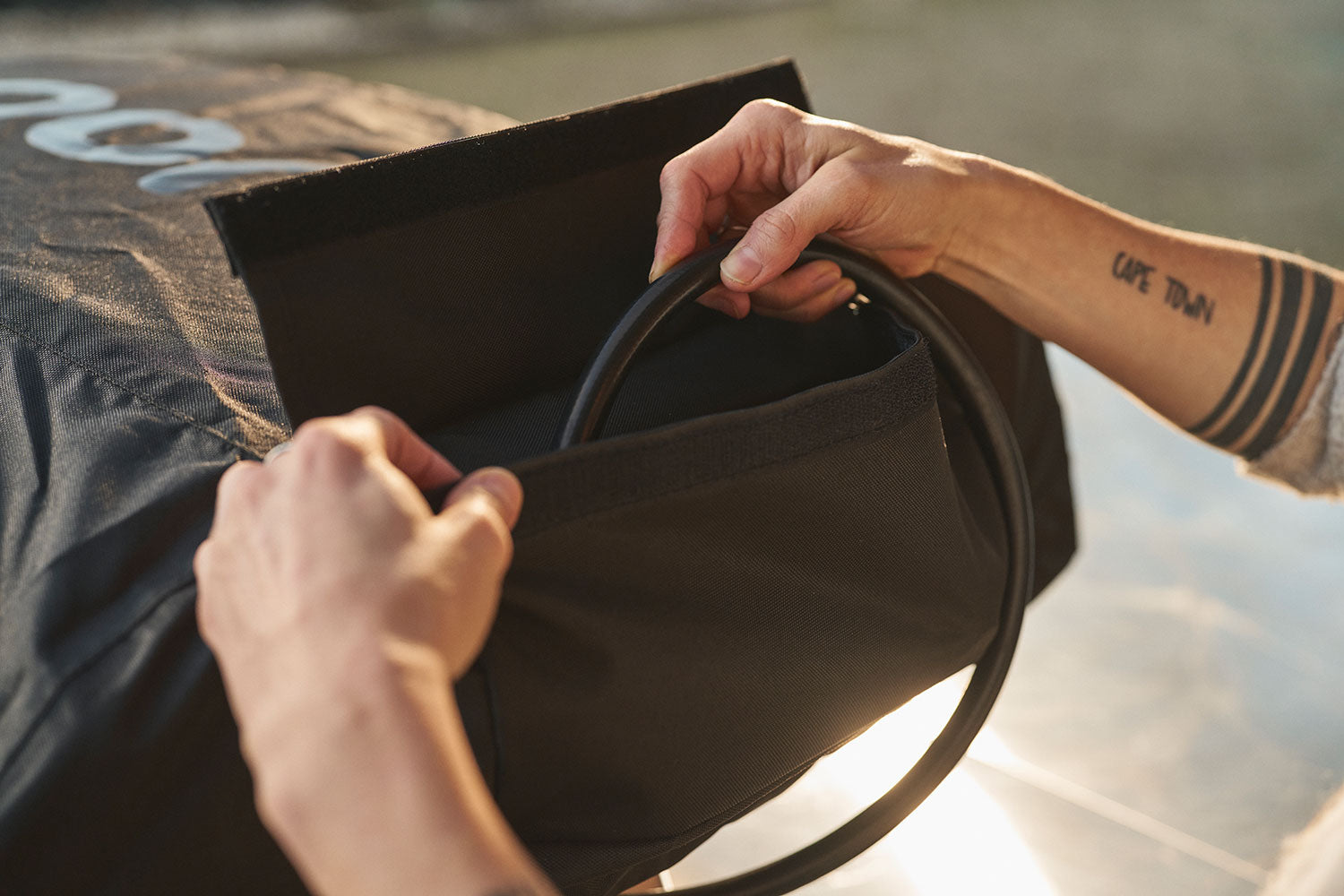 Nærbilde av materiale på beskyttelsestrekk for pizzaovn Koda 2 Pro polyester - Ooni