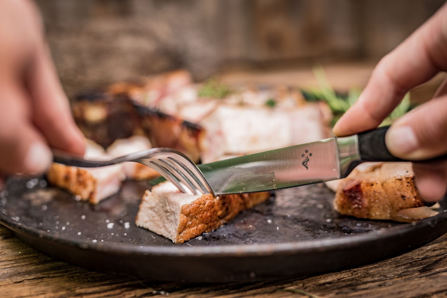 Detalj av bølgeslip på Biffkniver med bølgeslip 2-pack rustfritt stål Grillfürst