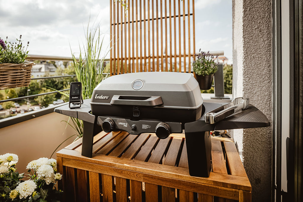 Montert Bordgrill Urban II Pro 2 brennere støpejernsrist med åpnet lokk