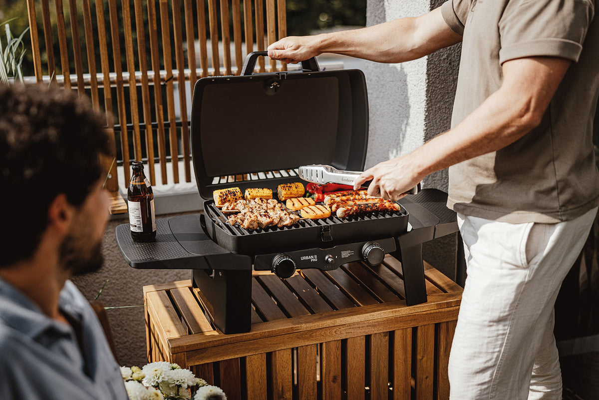 Nærbilde av kontrollknapper på Bordgrill Urban II Pro 2 brennere støpejernsrist