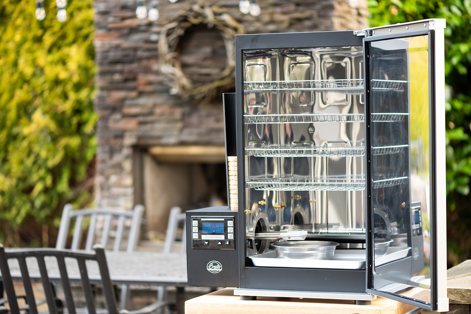 Montert Bradley Digital Smoker 4-Rack med åpnet dør