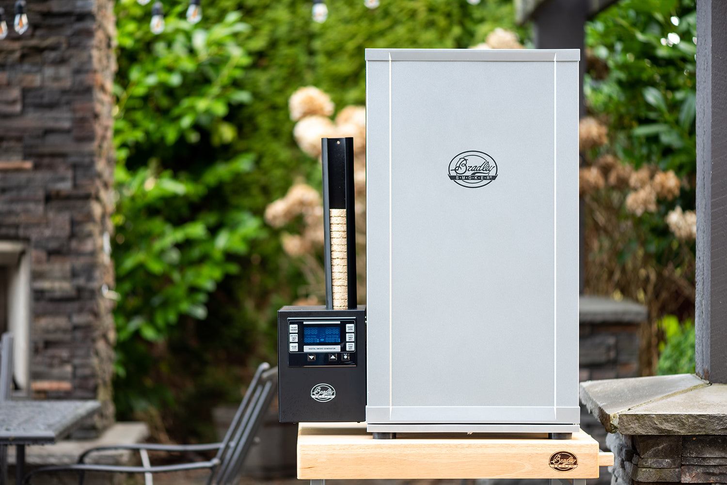 Nærbilde av justerbare rister i Bradley Digital Smoker 4-Rack