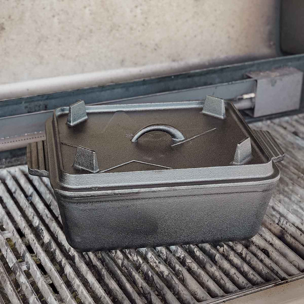 Nærbilde av støpejern på Brødform K8 med lokk støpejern 34 x 24 cm