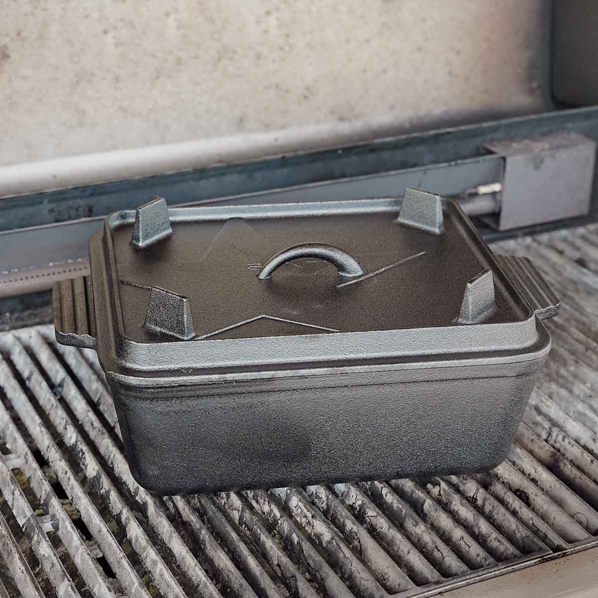Nærbilde av støpejern på Brødform K8 med lokk støpejern 34 x 24 cm
