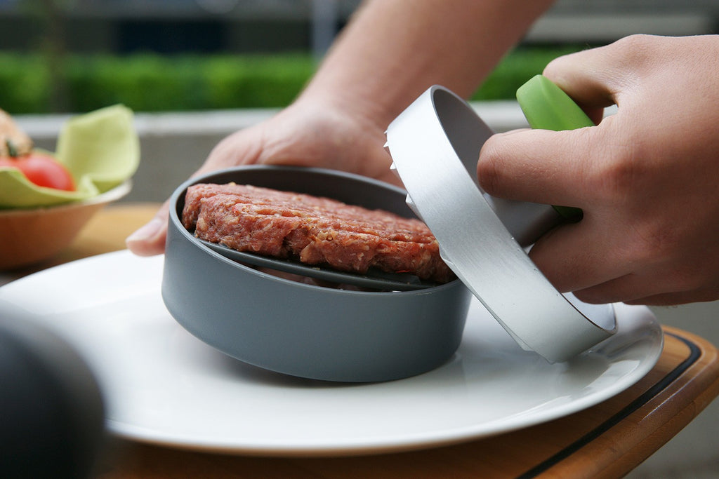 Montert burgerpresse aluminium 12 cm - Outdoorchef i bruk