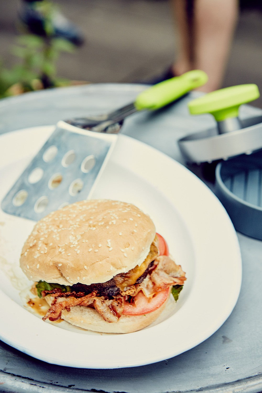 Nærbilde av riffelert bunn på burgerpresse aluminium 12 cm - Outdoorchef