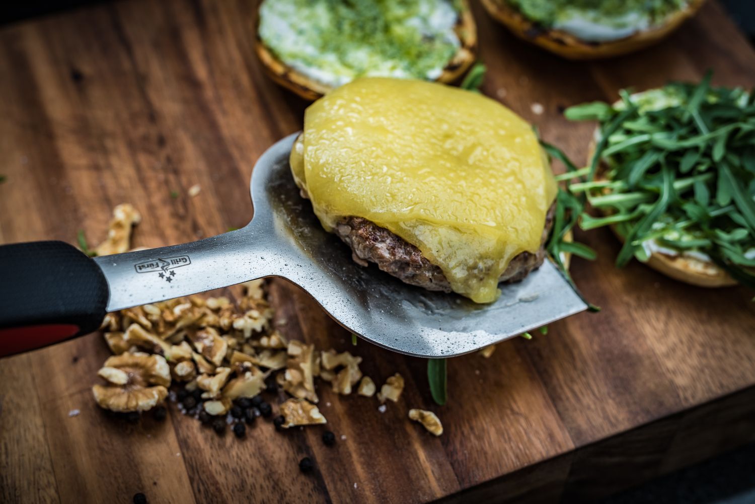 Burgerspade 35 cm for plancha rustfritt stål i bruk