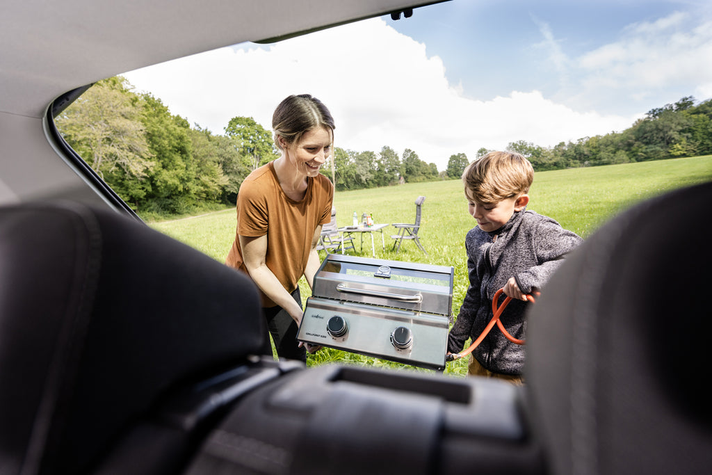 Detalj av rustfritt stål grillflate på Campinggrill G201E 2 brennere camping-sett basic