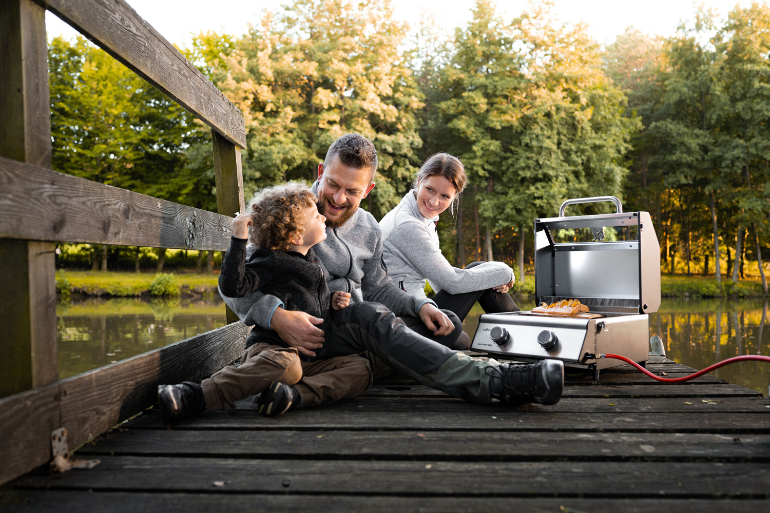 Campinggrill G201E 2 brennere startsett med grillplate montert på campingbord