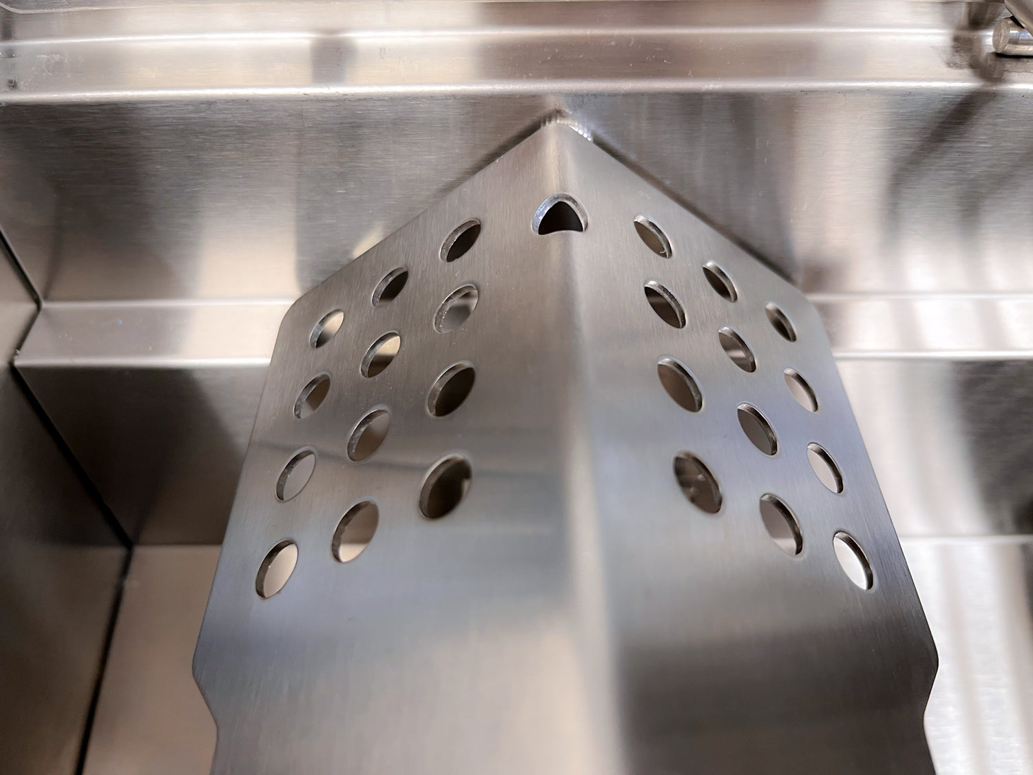 Detalj av brennere på Campinggrill G201E portabel 2 brennere 30mbar - Grillfürst