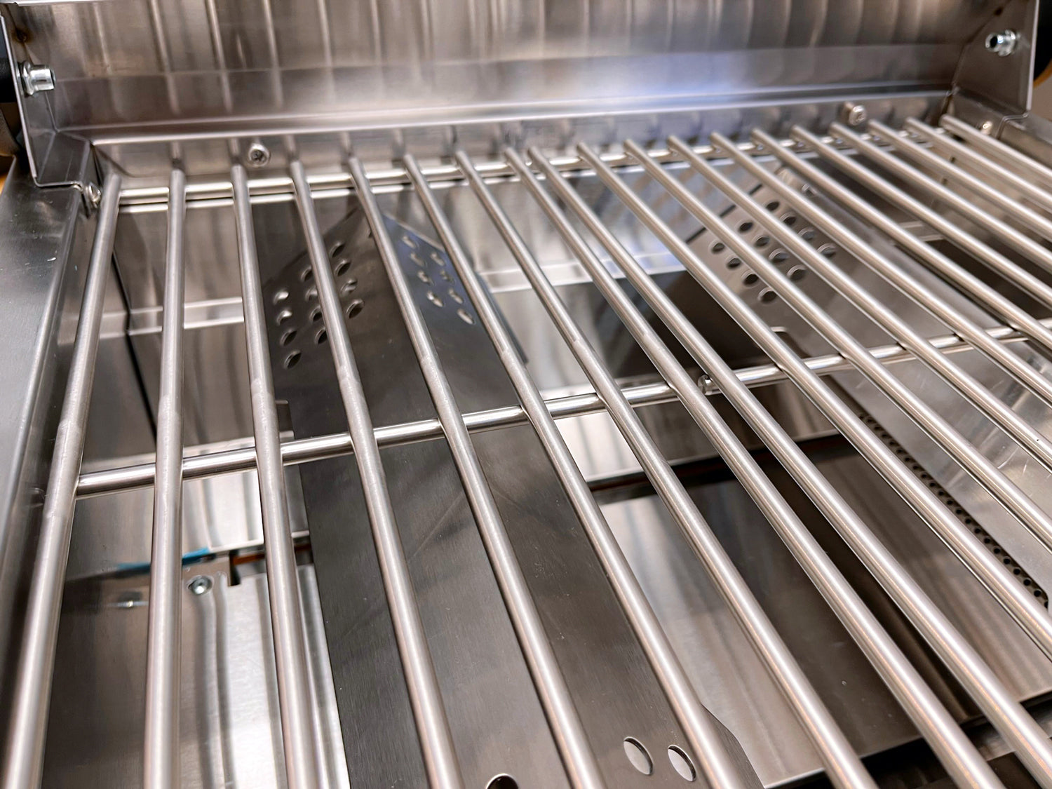 Sideprofil av Campinggrill G201E portabel 2 brennere 30mbar - Grillfürst