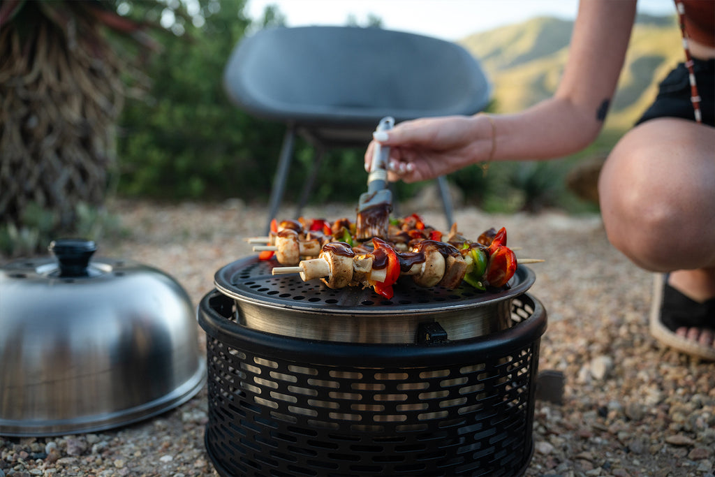 Detalj av grillflate på Kullgrill Pro Black sett med grillplate og bæreveske