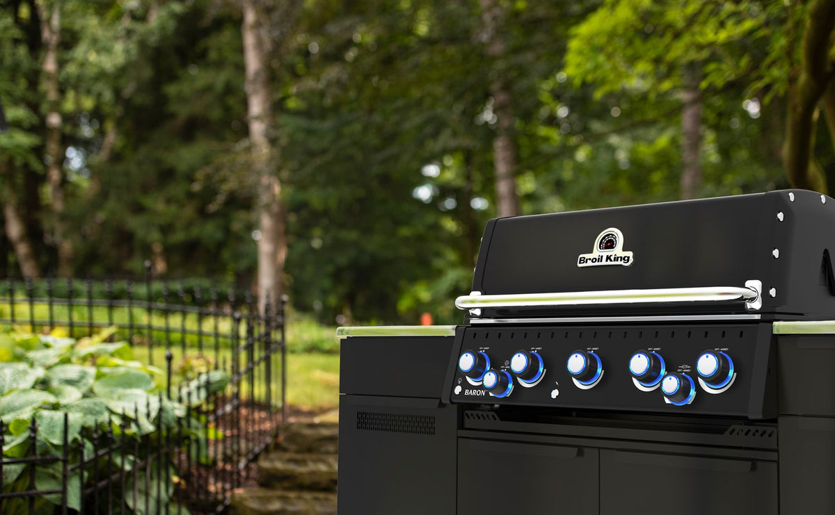 Detalj av Broil King Baron 590 IR Shadow grill i utekjøkkenet