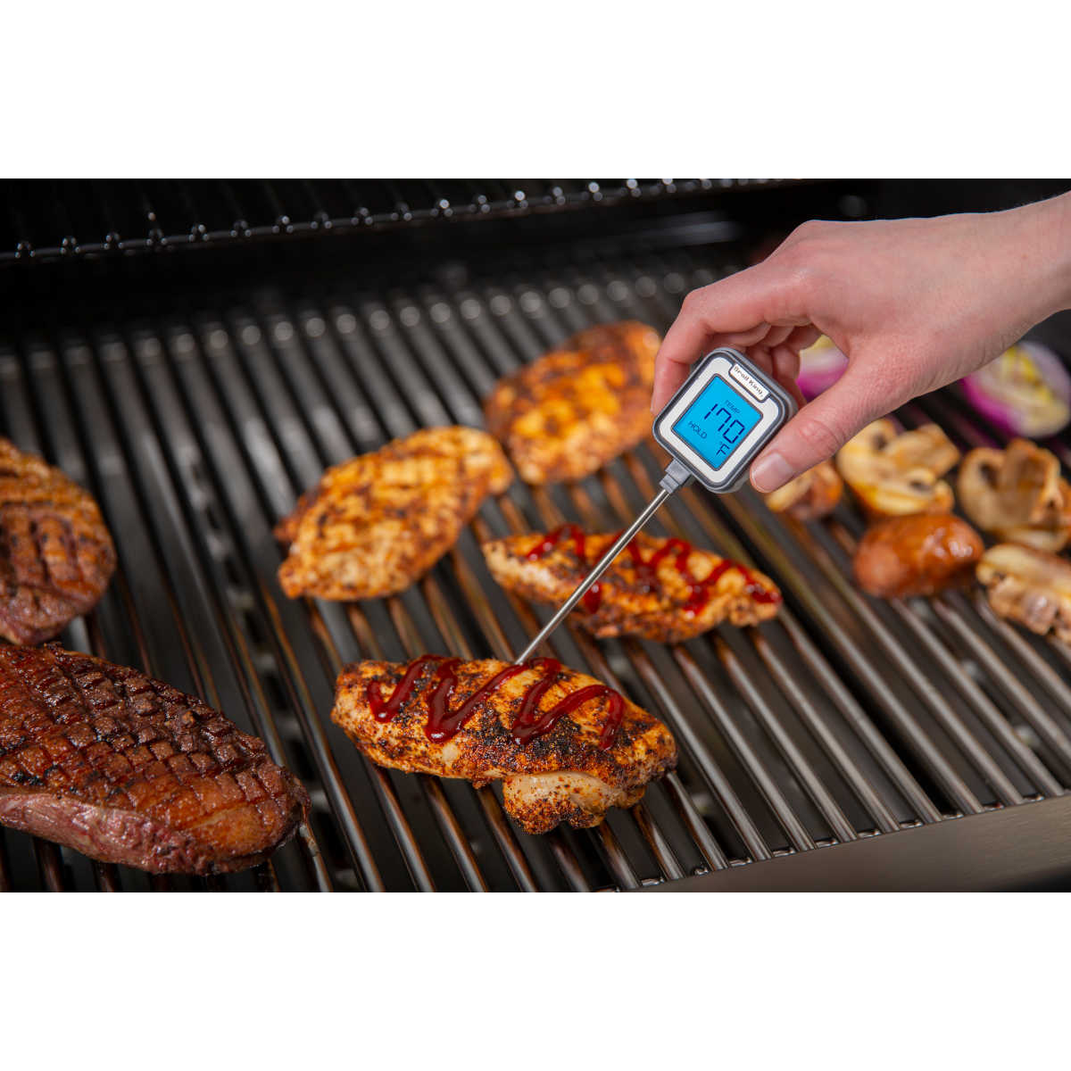 Montert Digitalt steketermometer Instant med sonde Broil King i bruk