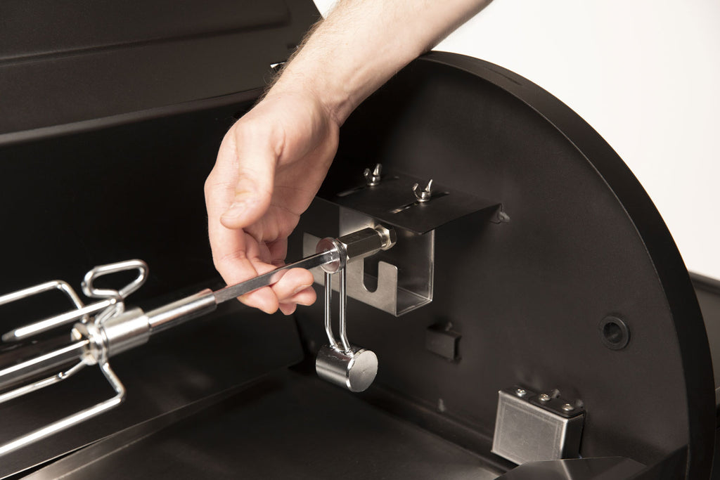Nærbilde av motor på Dreiespidd-sett med elektromotor for pelletsgrill - Broil King