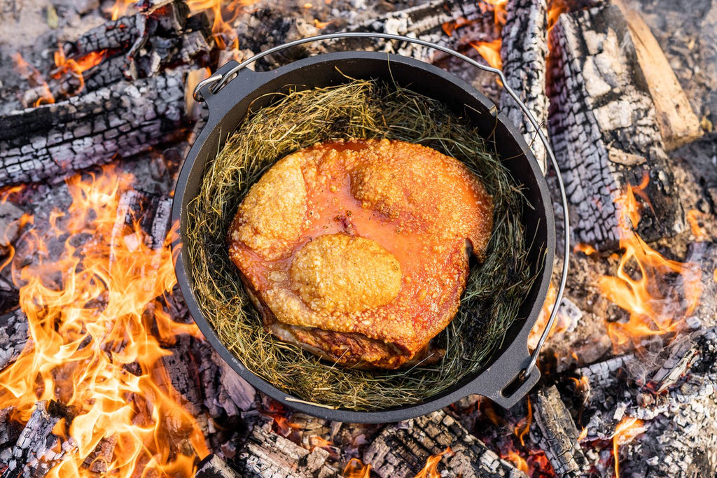 Dutch oven 04 startsett 3,8 liter støpejern - Outdoorchef montert på grill