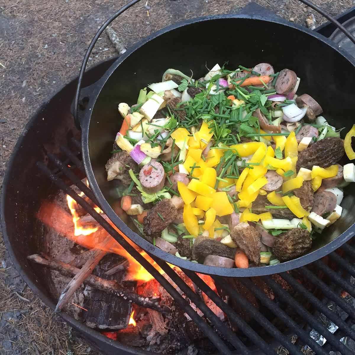 Dutch oven 6 qt 5,5 l med trefot støpejern bakside