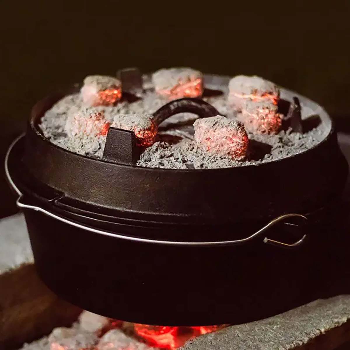 Nærbilde av lokk til Dutch oven 6 qt 5,5 l med trefot støpejern