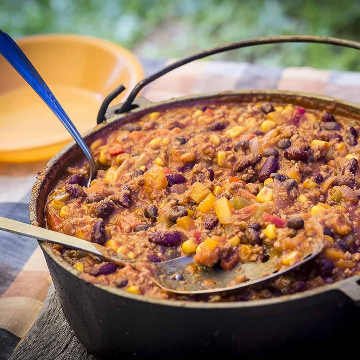 Dutch oven 6 qt 5,5 l støpejern uten føtter - FireRocket i bruk på bål