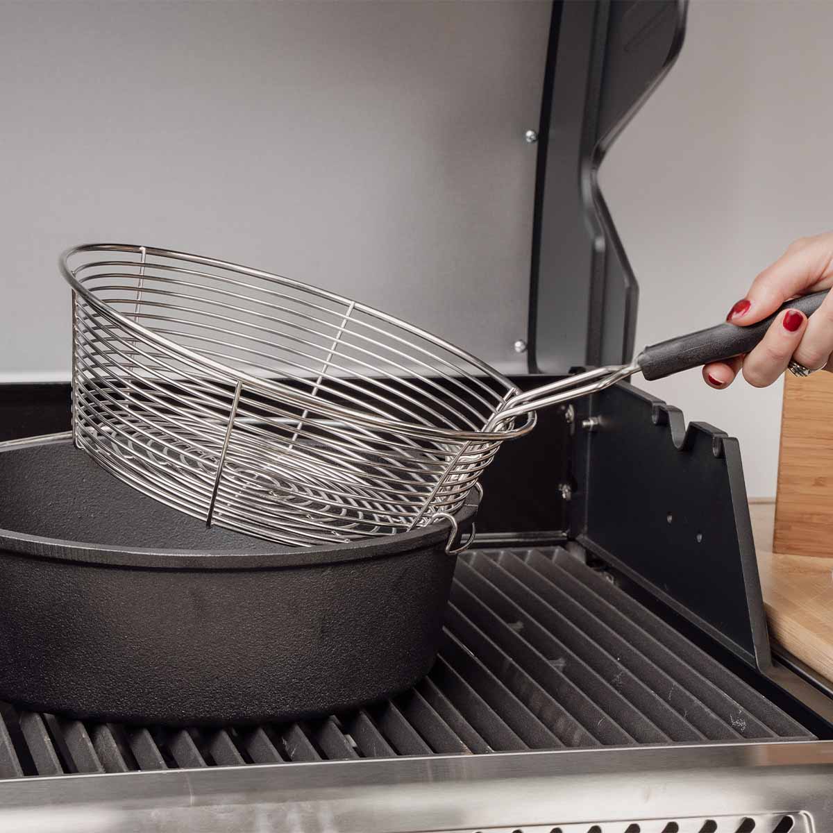Dutch oven 9 qt uten føtter med friturkurv støpejern - SANTOS sammen med grillutstyr