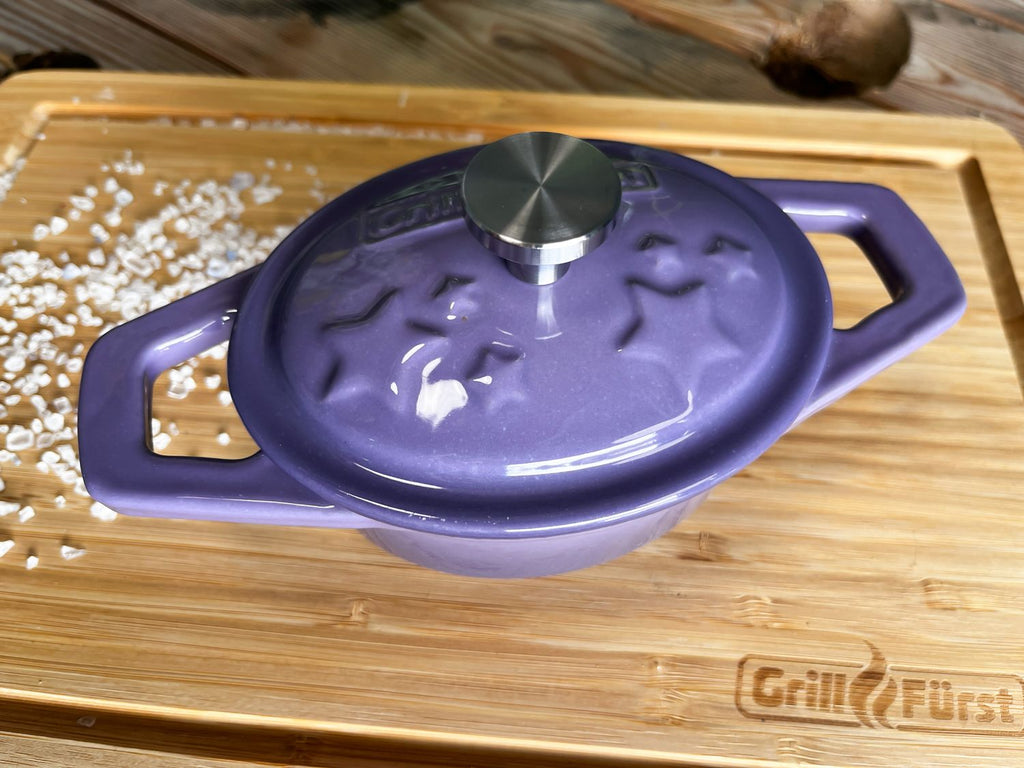 Detalj av Dutch oven emaljert støpejern XS 0,35 l lilla