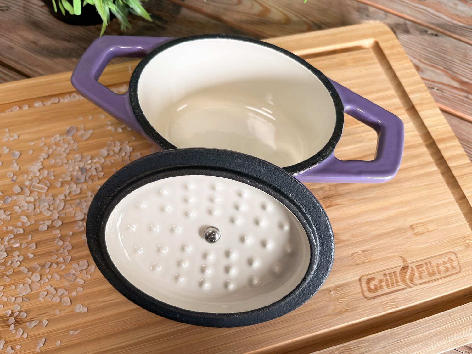 Montert Dutch oven emaljert støpejern XS 0,35 l lilla på grill