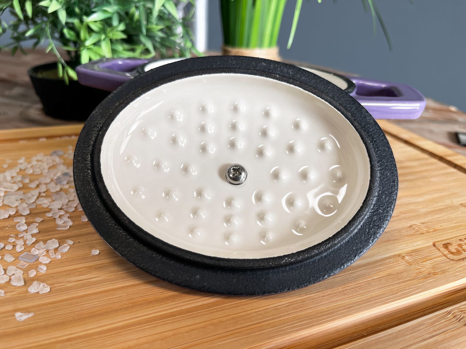 Nærbilde av Dutch oven emaljert støpejern XS 0,35 l lilla lokk