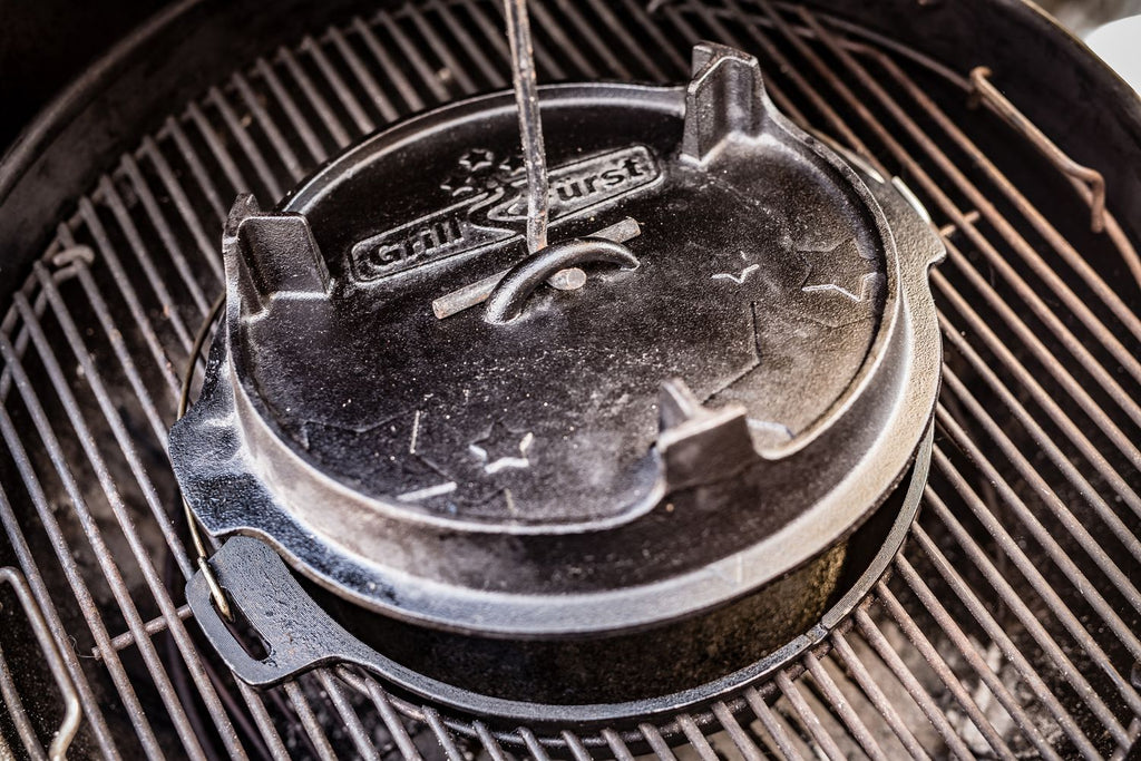 Montert Dutch oven lokkløfter XXL 45 cm lakkert stål - Grillfürst på ovn