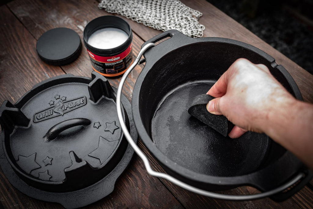 Montert Dutch oven pleieset for støpejern med spray