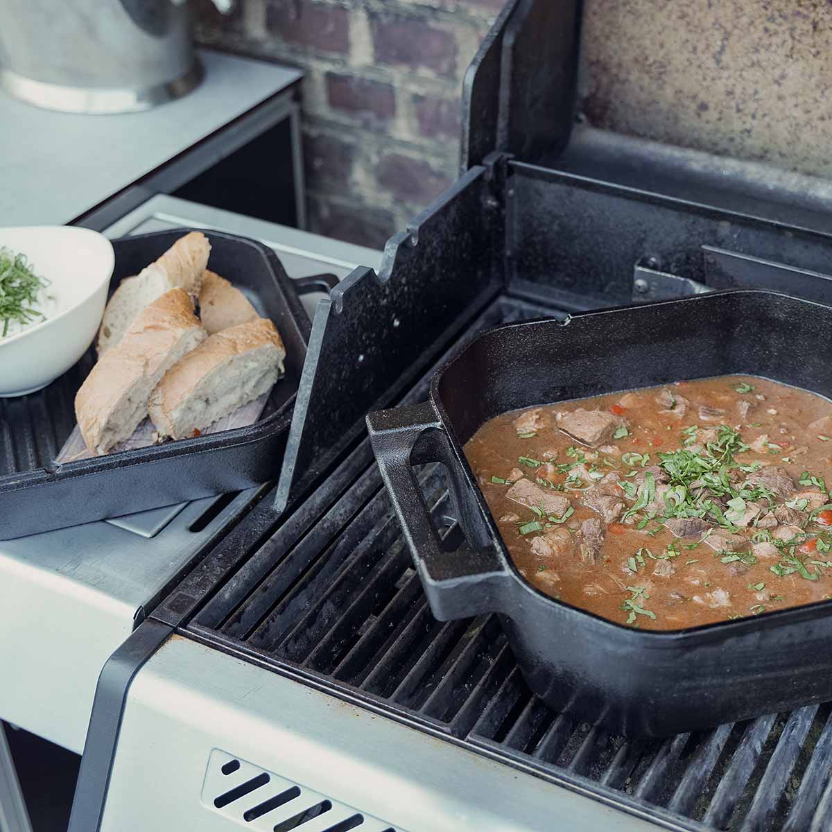 Dutch oven Square 10 qt uten føtter støpejern 9,5 l montert på grill