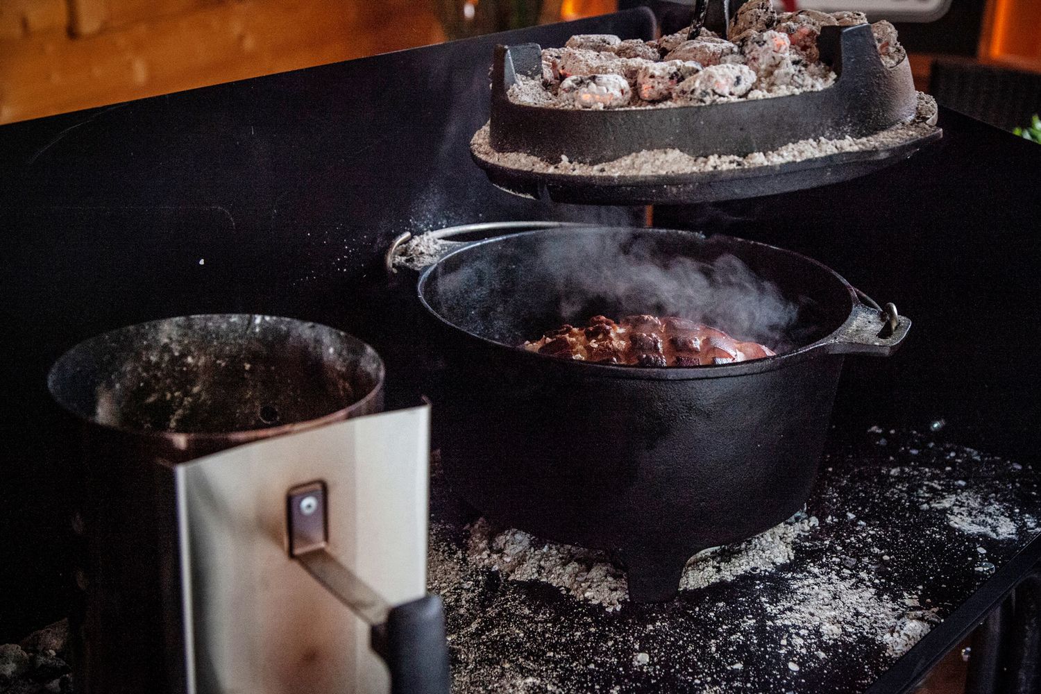 Dutch oven stasjon med vindskjerm 95x46 cm stål - Grillfürst nærbilde av arbeidsflate