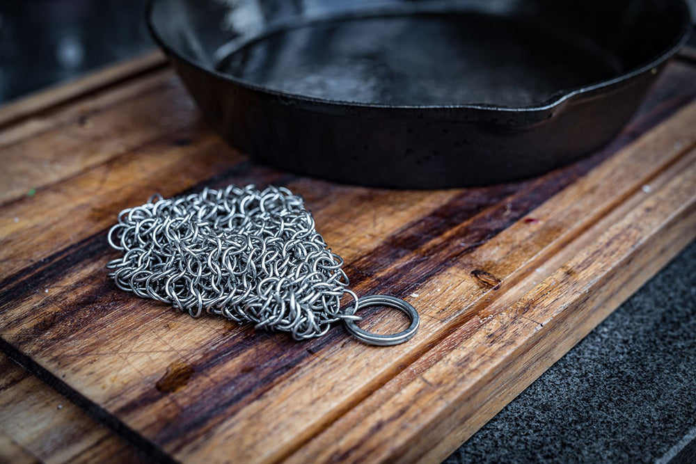 Dutch oven tilbehørsett 5-delt med pleie og verktøy - Grillfürst verktøy på bord