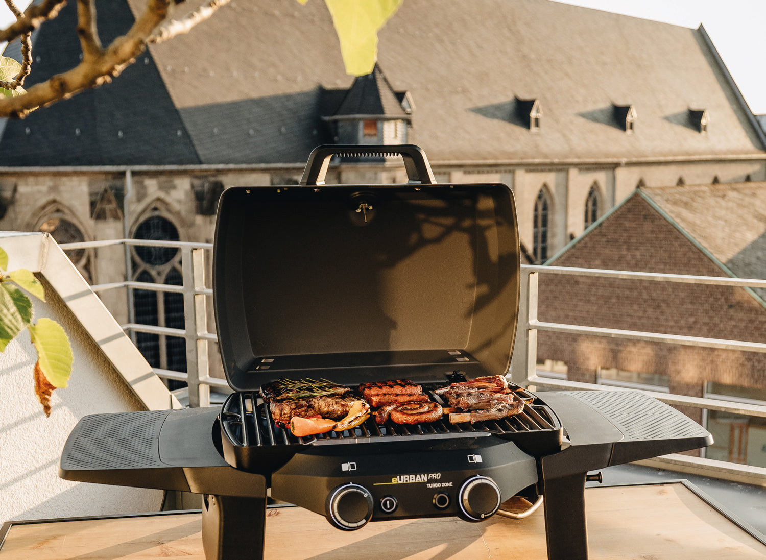 Elektrisk bordgrill eUrban Pro 2 Turbo støpejernsrist montert på bord