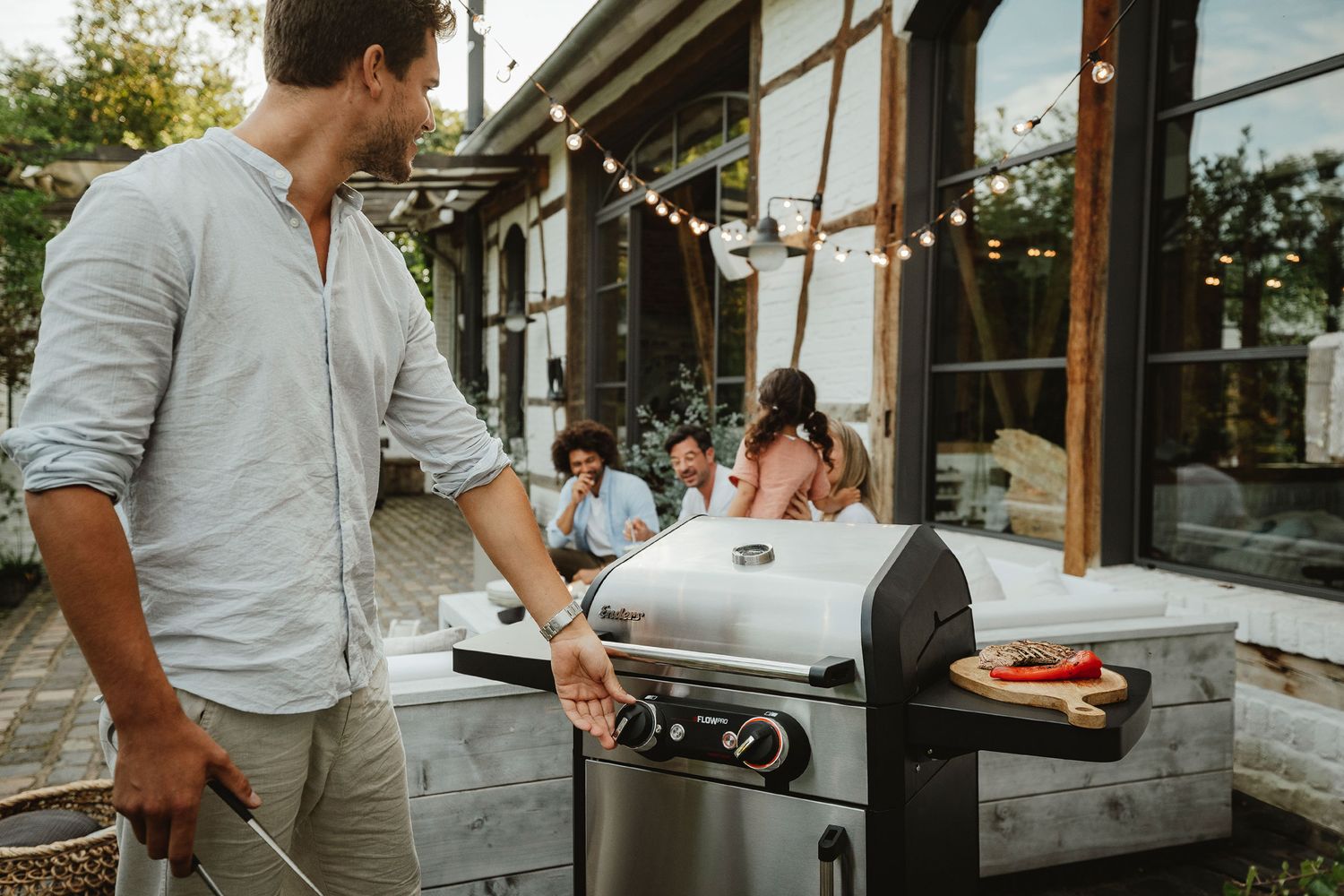 Detalj av den emaljerte støpejernsristen på Elektrisk grill eFlow Pro 2 Turbo rustfritt stål støpejernsrist