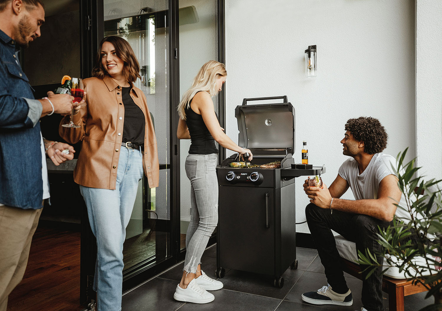 Elektrisk grill eFlow Pro 2 Turbo Shadow montert i hage