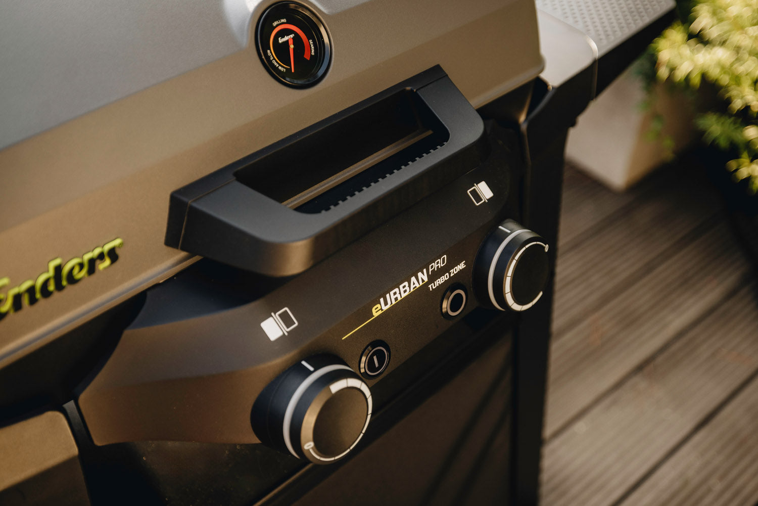 Nærbilde av LED-belyste kontrollknapper på Elektrisk grill eUrban Pro 2 Turbo inkl. tralle