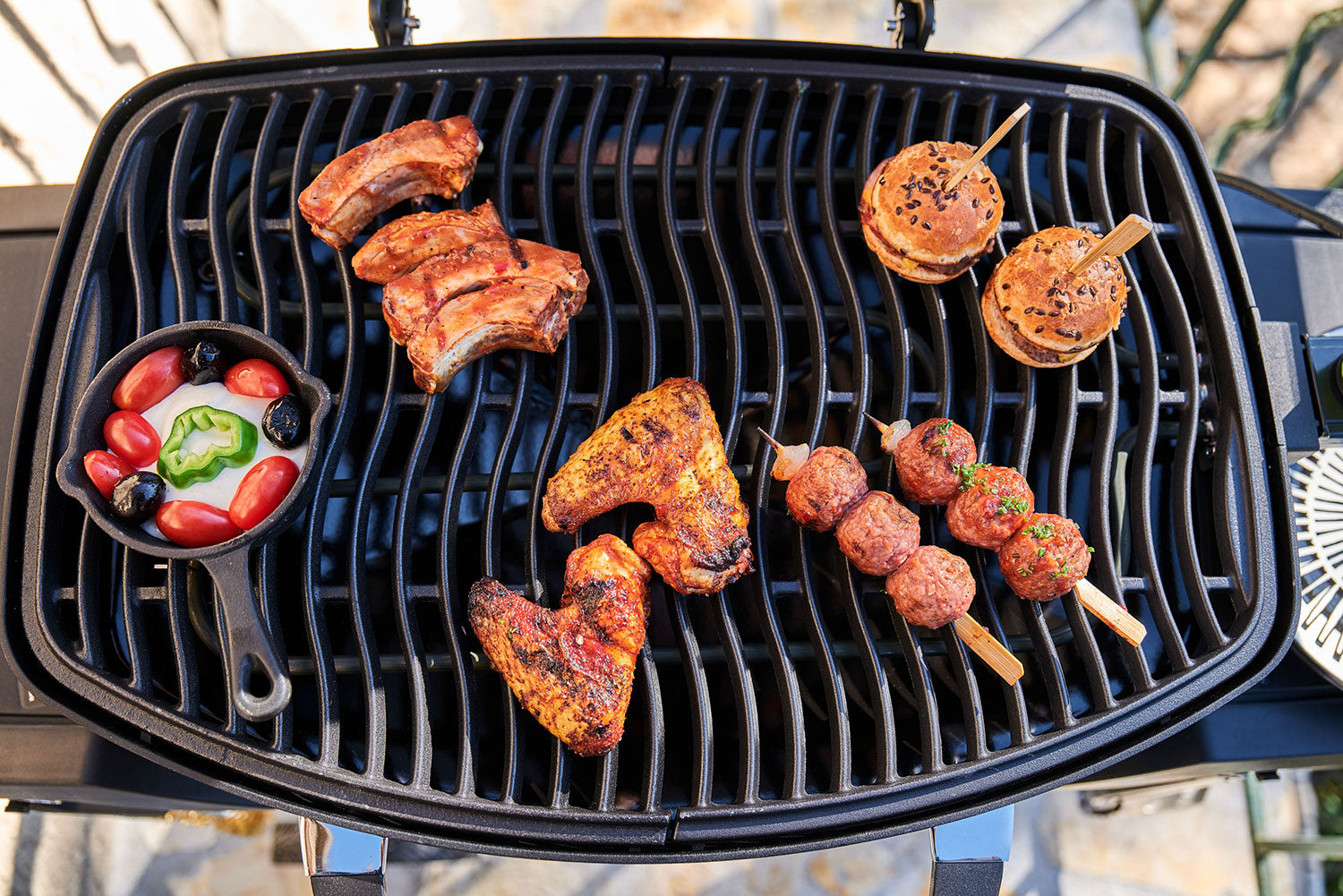 Montert Elektrisk grill TravelQ PRO285EX med sammenleggbar vogn på terrasse