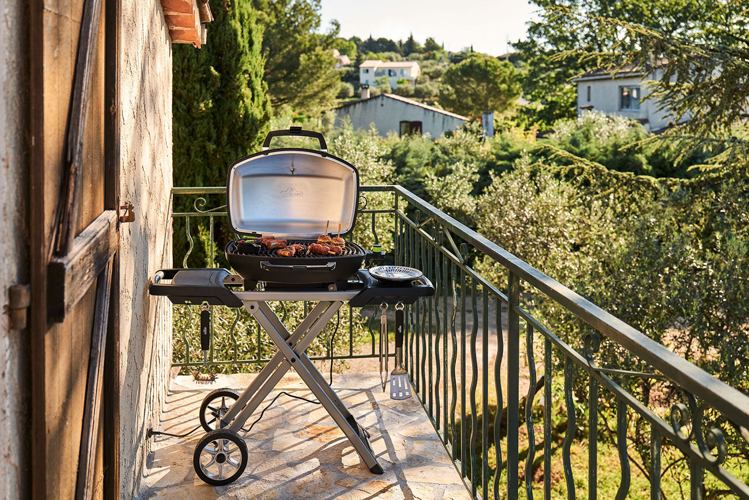 Elektrisk grill TravelQ PRO285EX med sammenleggbar vogn sammenfoldet