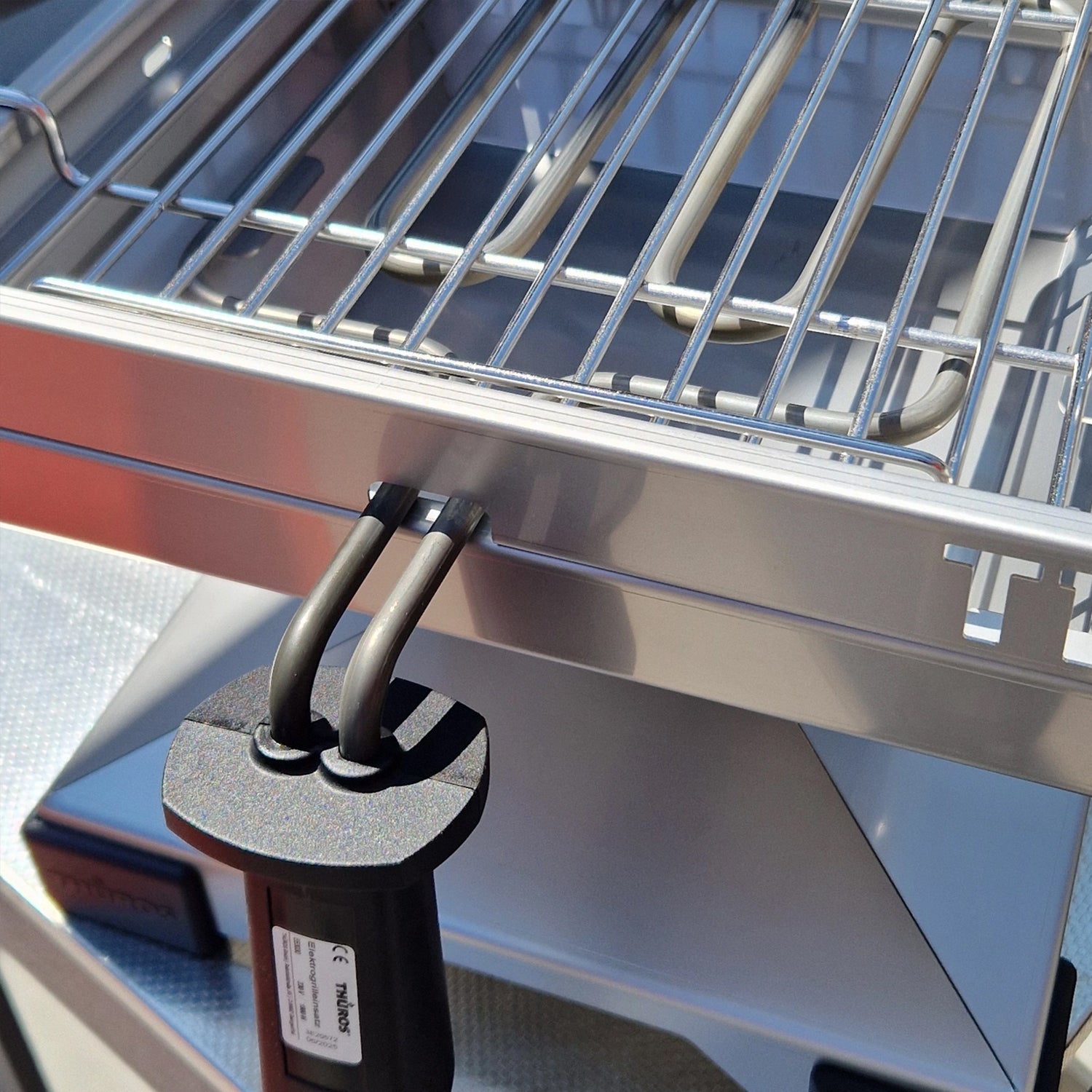 Detalj av varmeelement på Elektrisk grillinnsats for T1 30x30 cm med vannskål Thüros